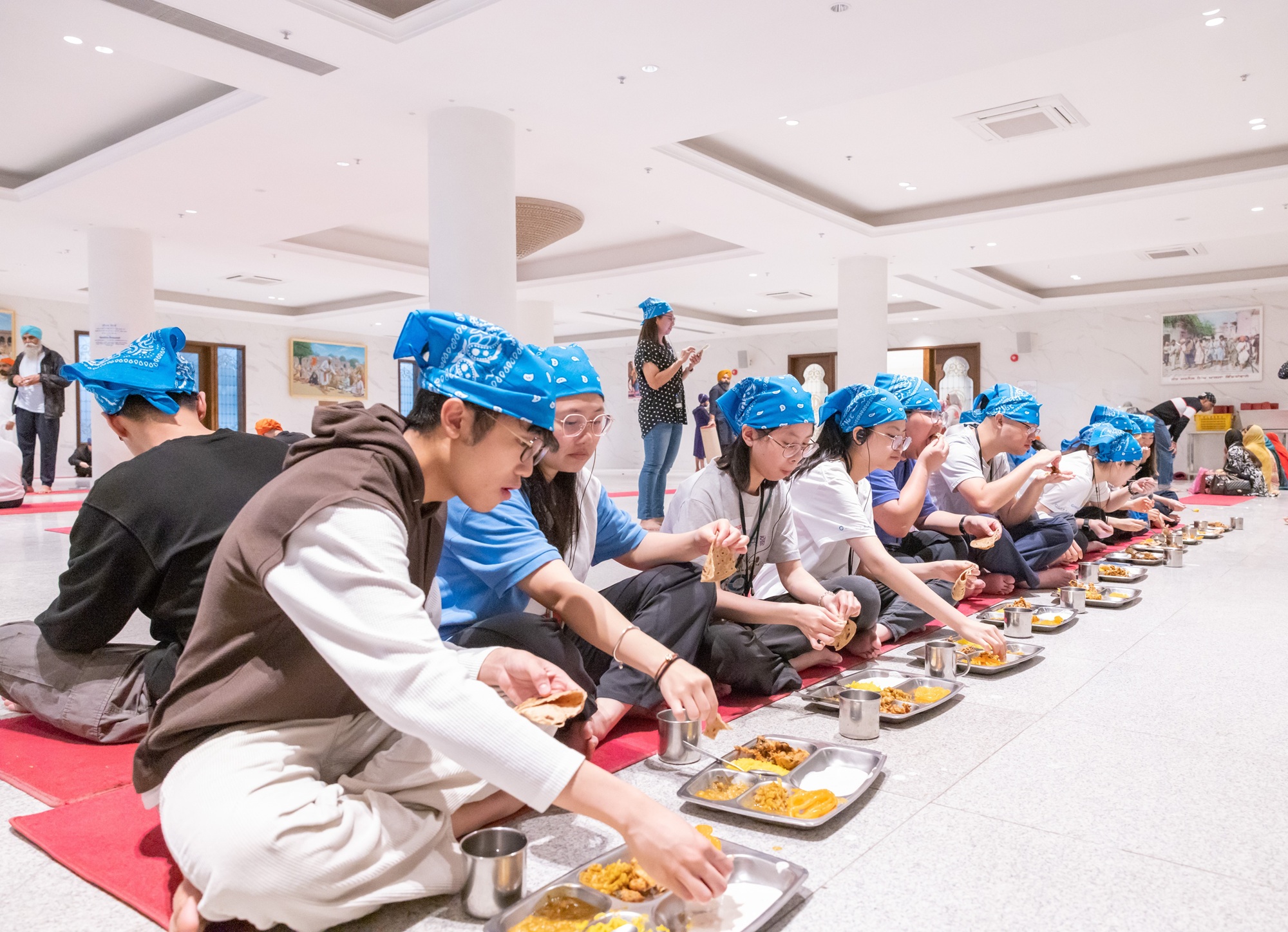 圖示為青年大使於鍚克廟享用美食。